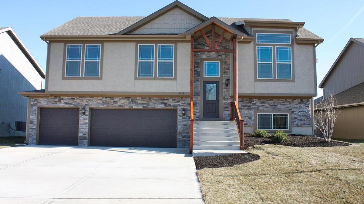 Situated on 140 picturesque acres north of State Avenue and 158th St., Grayhawk at Prairie Gardens offers discerning homebuyers an opportunity to purchase or build the home of their dreams.