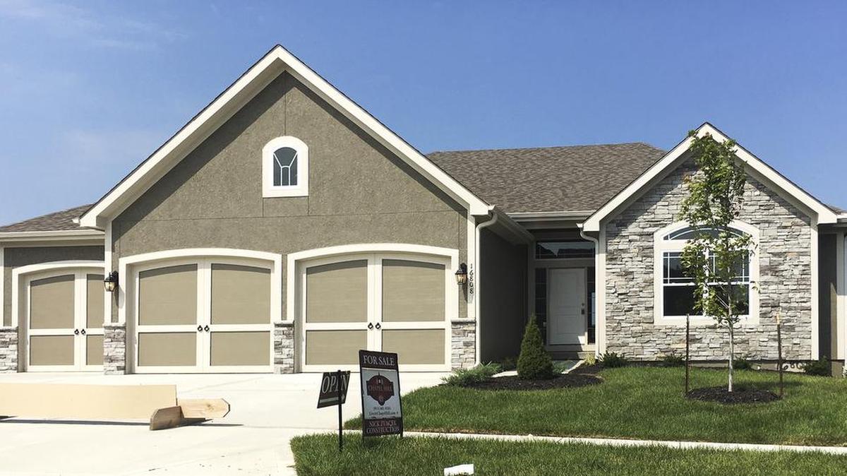 Nick Zvacek Construction’s reverse 1½-story Craftsman II, located at 16808 Gillette St., features a full walkout finished basement backing to green space and future walking trail, an extensive trim upgrade package, mom’s office, a huge walk-in pantry with grocery door from garage, a covered deck, four bedrooms and a wall bar. The home has 30-day delivery available and is priced at $489,000.