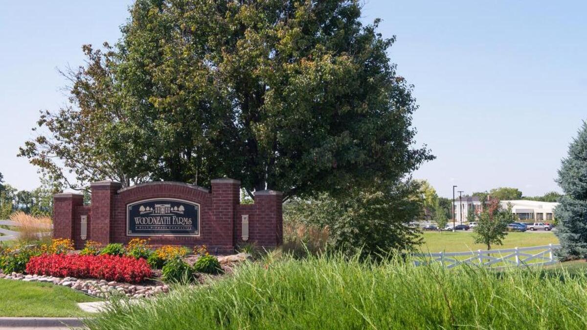 Woodneath Farms includes a variety of community amenities including Shoal Creek Elementary School and the state-of-the-art Mid Continent Public Library Woodneath branch accessible via the community’s extensive walking trail system.