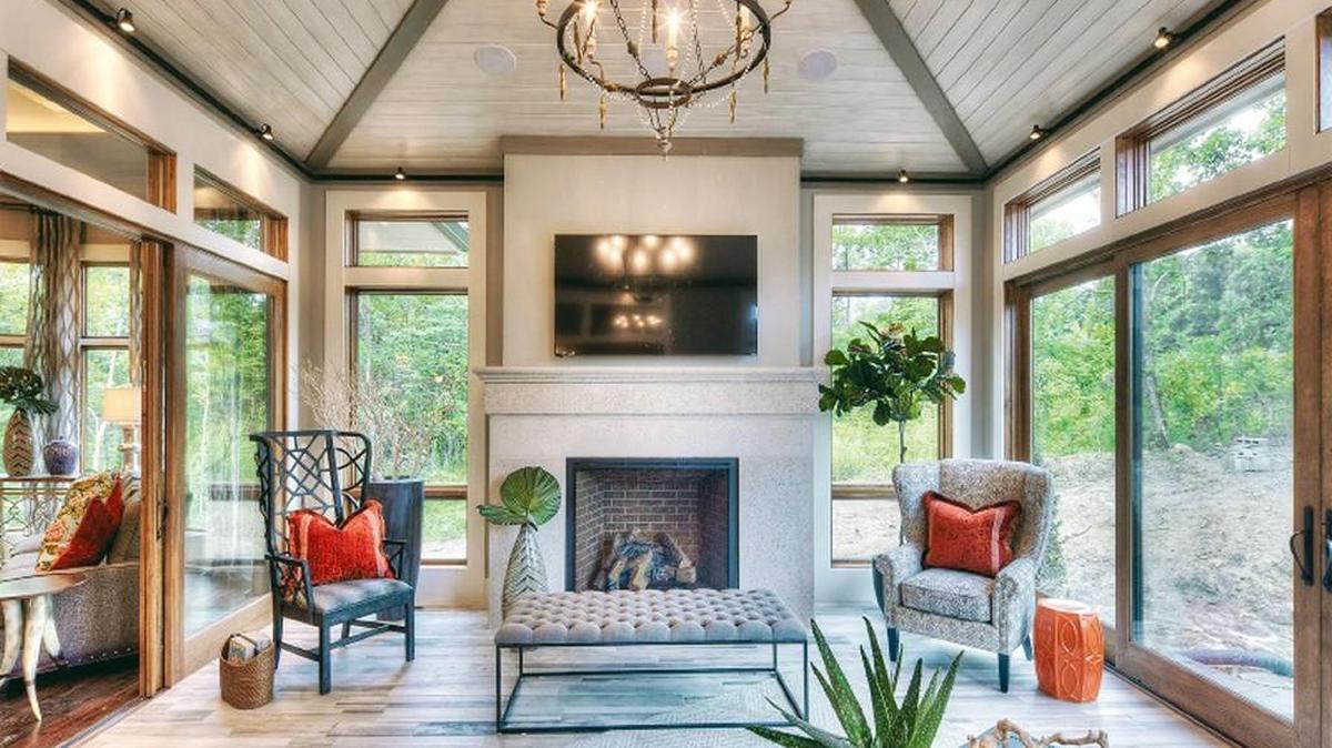 Willis Custom Homes took advantage of the lush Loch Lloyd scenery and surroundings with a spectacular four seasons room that’s adjacent to the home’s kitchen and living spaces and can be opened or closed to the outdoors with 16-foot sliding glass walls.