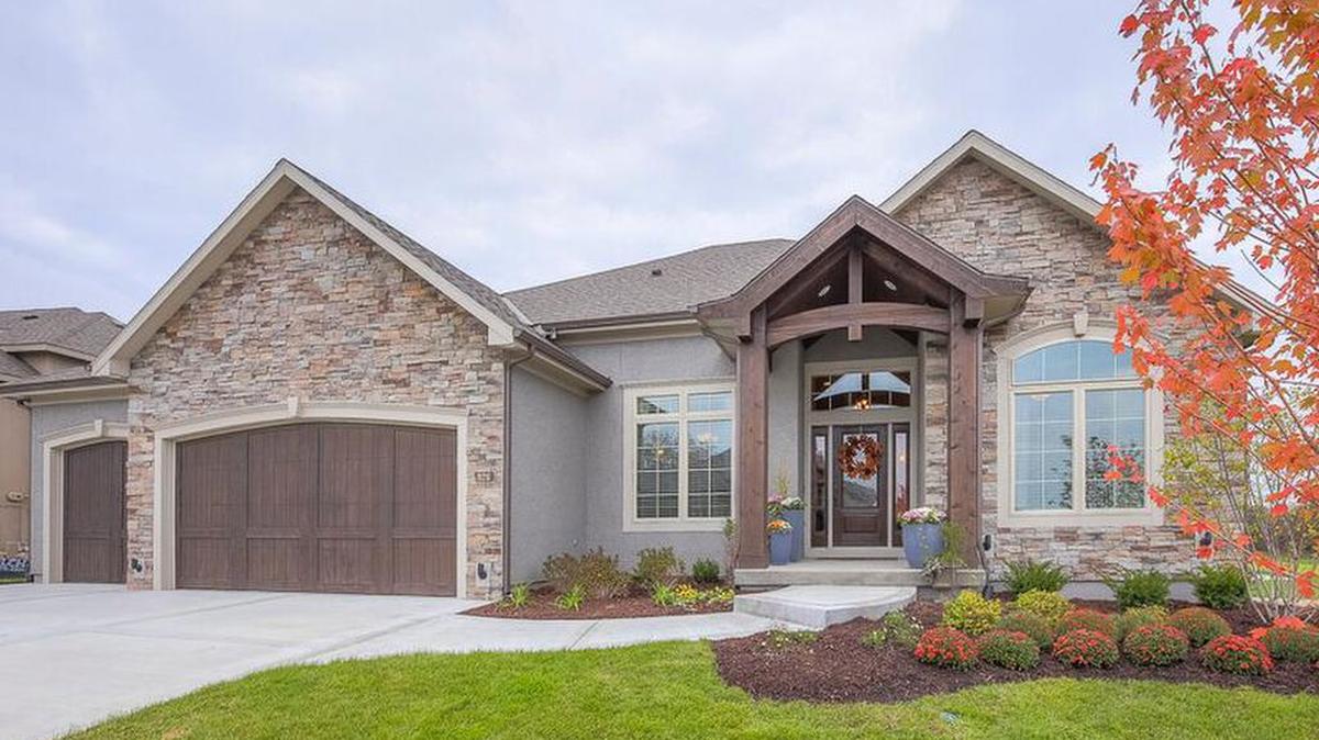 
Creekmoor’s model home at 926 Creekmoor Drive, a reverse 1
1/2-story plan by C & M Builders, garnered a Pick of the Parade Grand and Distinctive Plan and Design awards during the Fall Parade of Homes.

