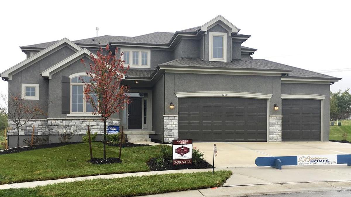 Bickimer Construction’s Jefferson 1½-story at 13410 W. 169th Terrace offers a covered patio with see-through fireplace, a cul-de-sac and green space homesite, a master bedroom and a study/den on the first floor. A quick closing is possible, and the home is priced at $460,000.
