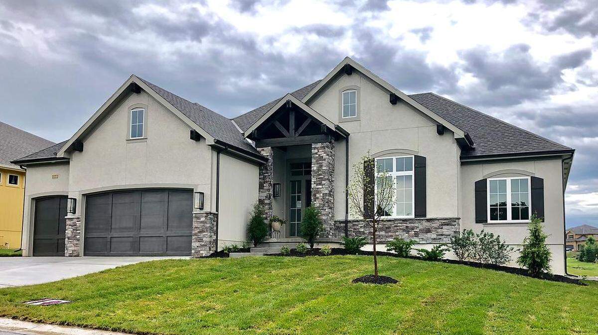 Don Julian Builders’ award-winning Brookridge II ranch reverse is available at 13009 W. 168th St., featuring a covered deck, a patio, three bedrooms on first floor, a green space homesite, over 3,700 sq. ft. +/- of living space and a cul-de-sac location. Priced at $659,900, the home is open today until 5 p.m. with 30-day close available. The model home is located at 17133 Bradshaw.