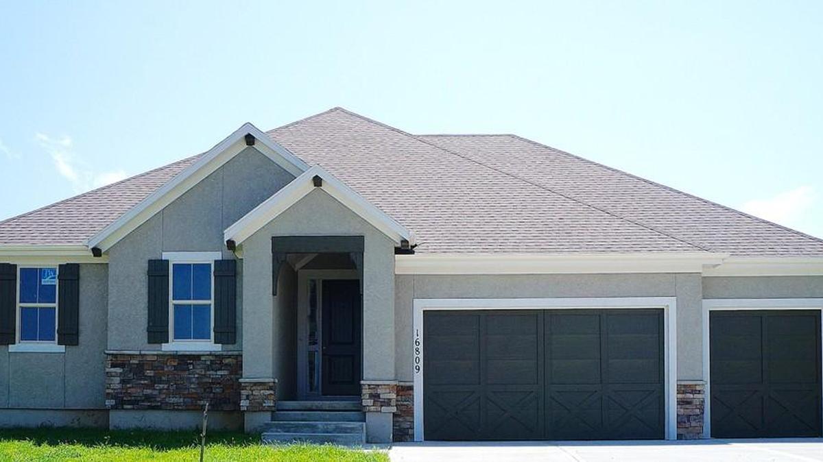 Rodrock Homes’ Augusta ranch reverse, located at 16809 Haskins, features a covered patio, four-car tandem garage, a walk-behind bar, a see-through fireplace and a cul-de- sac home site. The home is priced at $478,500, but a prospective buyer can save $10,000 on the purchase price during Rodrock’s fall event if the home is under contract by Nov. 30, 2016.