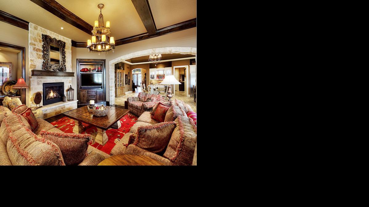 
Prospective buyers at Prairiefire Villas at LionsGate will find 1
1/2-story floor plans featuring main-level living with luxurious designer finishes and decor.
