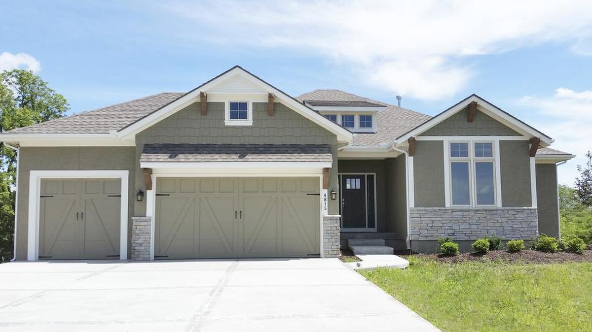 Several of Kansas City’s finest builders are working in the Communities of Piper Lake and offer an array of floor plans including ranch, reverse 1 1/2-story, two-story and 1 1/2-story plans, all on walkout lots.
