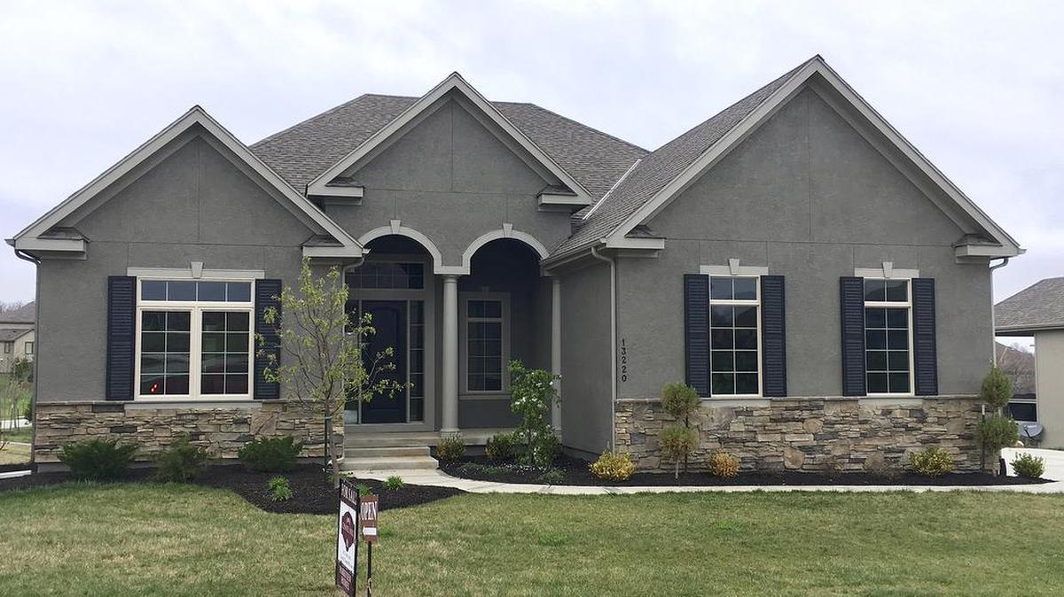 Parkview Homes’ Broadmoor SE reverse 1½-story at 13220 W. 170th St. features a walkout basement, a homesite that backs to green space, a covered deck, a formal dining room and a side-entry garage. The home is priced at $517,847 and offers 30-day possession.