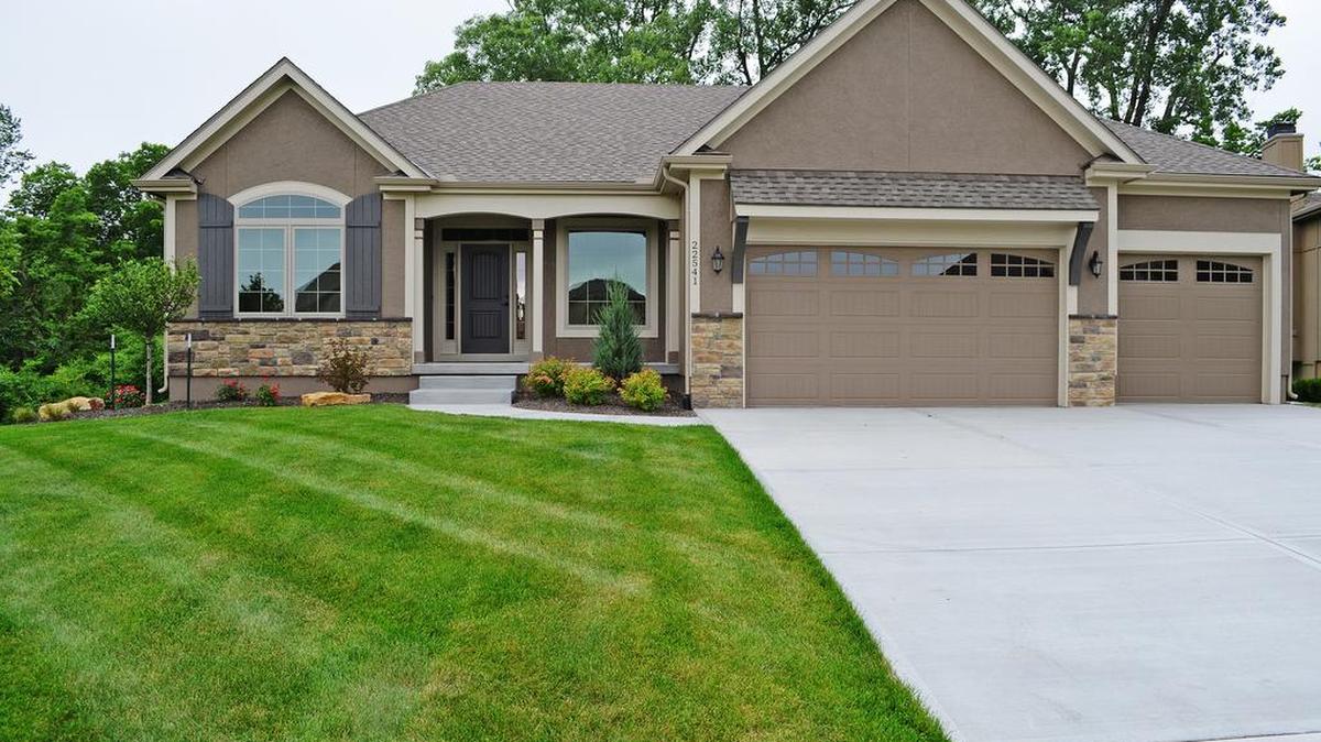 
The reverse 1
1/2-story Clearbrook floor plan is one of three inventory homes available in Sweetwater Creek.
