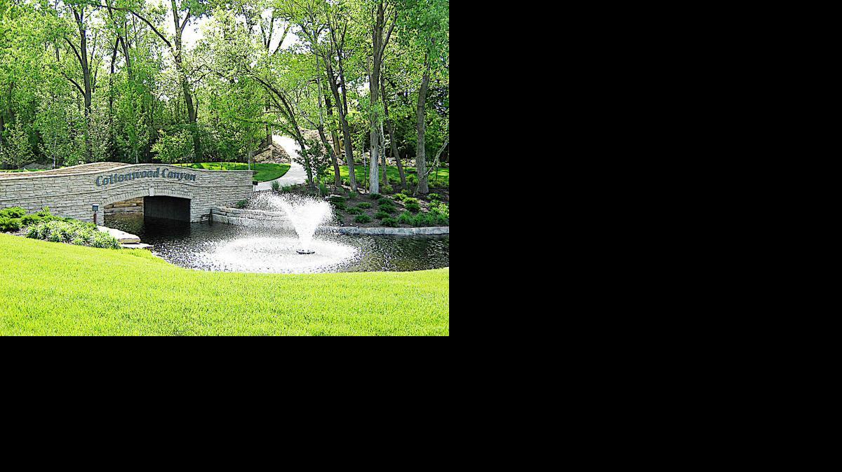 
Cottonwood Canyon offers home sites surrounded by a first-rate golf course, distinctive high quality homes and an accessible location. 
