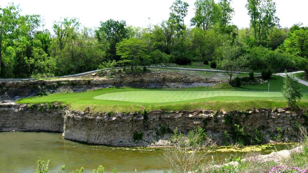 One of the outstanding amenities of living at Cottonwood Canyon is the scenic Canyon Farms Golf Club, formerly known as the Golf Club of Kansas and once ranked among Golfweek magazine’s “Best New Courses.”