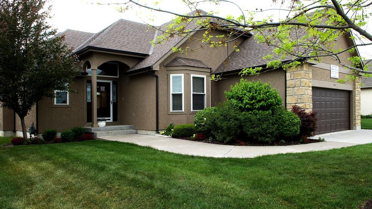 
Raintree Lake Villas is a charming enclave of detached and twin villas on spacious, well-kept home sites along quiet streets.
