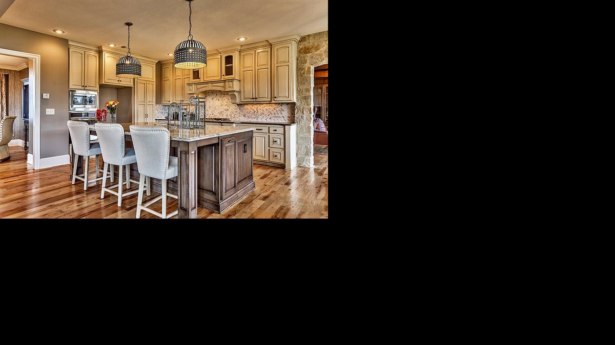 
Tour this two-story Larsen EX in Rodrock Homes’ popular Wyngate community today. Warm and inviting, it boasts an open floor plan, including a well-equipped gourmet kitchen.
