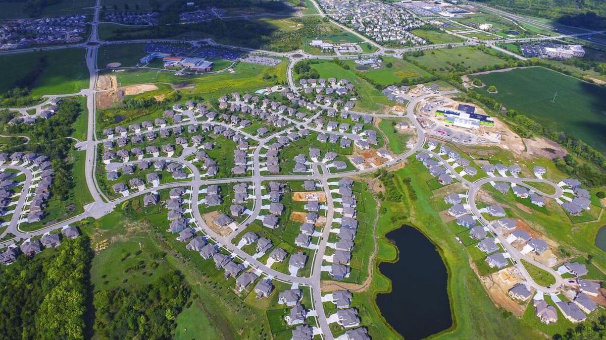 Canyon Creek offers a diverse selection inventory in varying stages of construction, set on equally compelling homesites. Choose from walkout, daylight, and level options featuring treed, lakefront, or greenbelt lots.