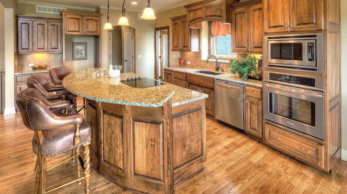 New Mark Homes’ spacious kitchens are well-appointed with luxurious finishes.