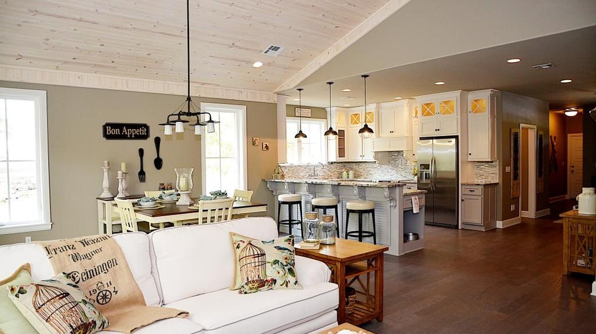 The homes at Tera Miranda Shores have high ceilings, a large expanse of windows and efficient living spaces with the kitchen, great room and master suite on one level. The homes feature custom cabinetry, granite counter tops, hardwood floors and exquisite tile work.