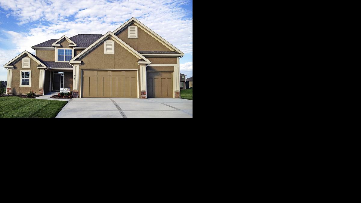 
Fountain Hills is not a typical cookie-cutter neighborhood where all the homes look exactly the same. Ranch style homes are next to two-story homes, right next to split-level homes. 
