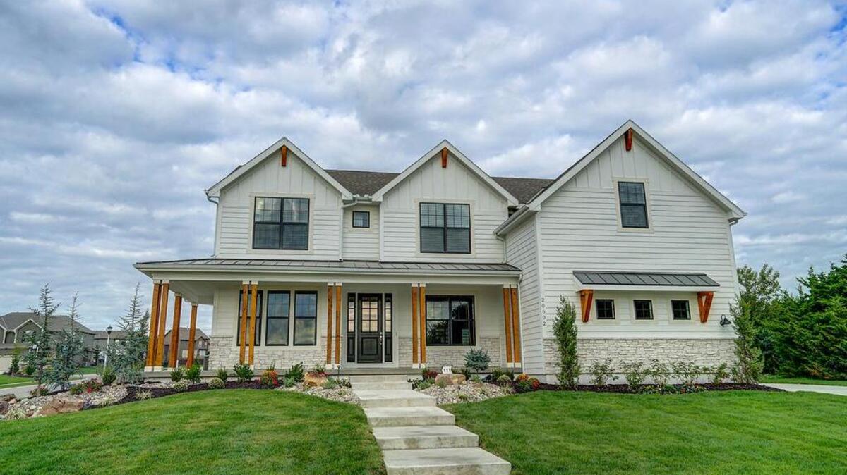 Summit Homes, Kansas City’s largest new home builder and a Berkshire Hathaway affiliate, partnered with Children’s Mercy to build a Home for Little Heroes. The 2019 Home for Little Heroes is located in the premier Reserve at Ravenwood, a Summit Homes community in Olathe, Kansas. This expansive 5,437 square foot, contemporary farmhouse, is situated on an estate-size lot.