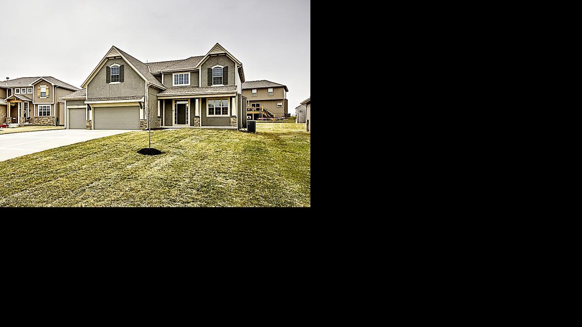 
Chris George Homes, Woodland Ridge developer and builder, offers an array of floor plans that include ranch, reverse 1
1/2-story and two-story homes. 
