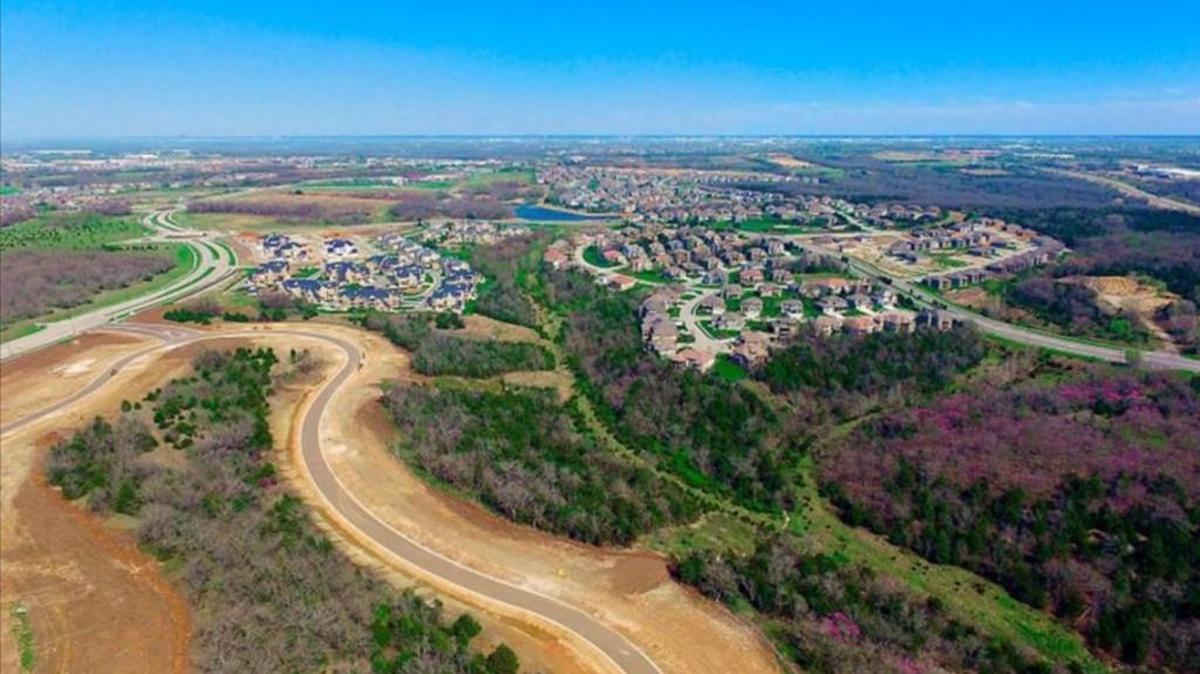 The new Canyon Creek Point neighborhood is situated atop a high ridge with deep stream valleys on two sides. City-owned parkland and a natural conservation area surround the community, allowing sweeping views of nothing but nature.