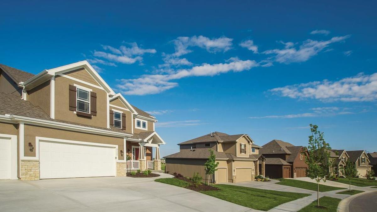 
Woodneath Farms offers rolling hills, larger home sites, grand residences and a long list of family-friendly amenities in a prime Northland location. 

