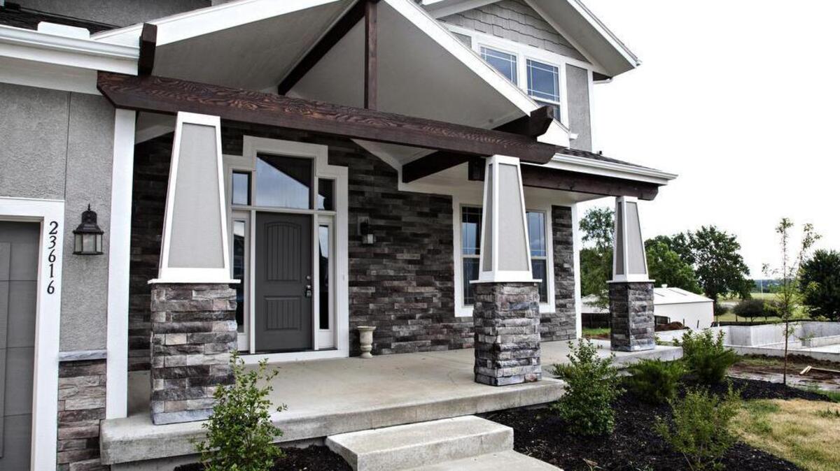 Warmer days will be here before you know it, which is why it’s the perfect time to choose your new home and plan your outdoor living space. From inviting porches to covered patios, Prieb Homes can help you create the perfect spot to relax and unwind.