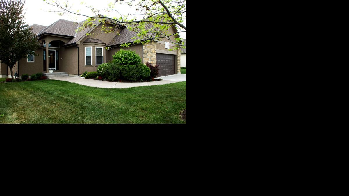 
The exterior of homes in Raintree Lake Villas are stucco with real stone accents and have 40-year timberline roofs, vinyl-clad tilt-in Thermopane windows, courtyards with wrought-iron fences, patios and two-car garages.
