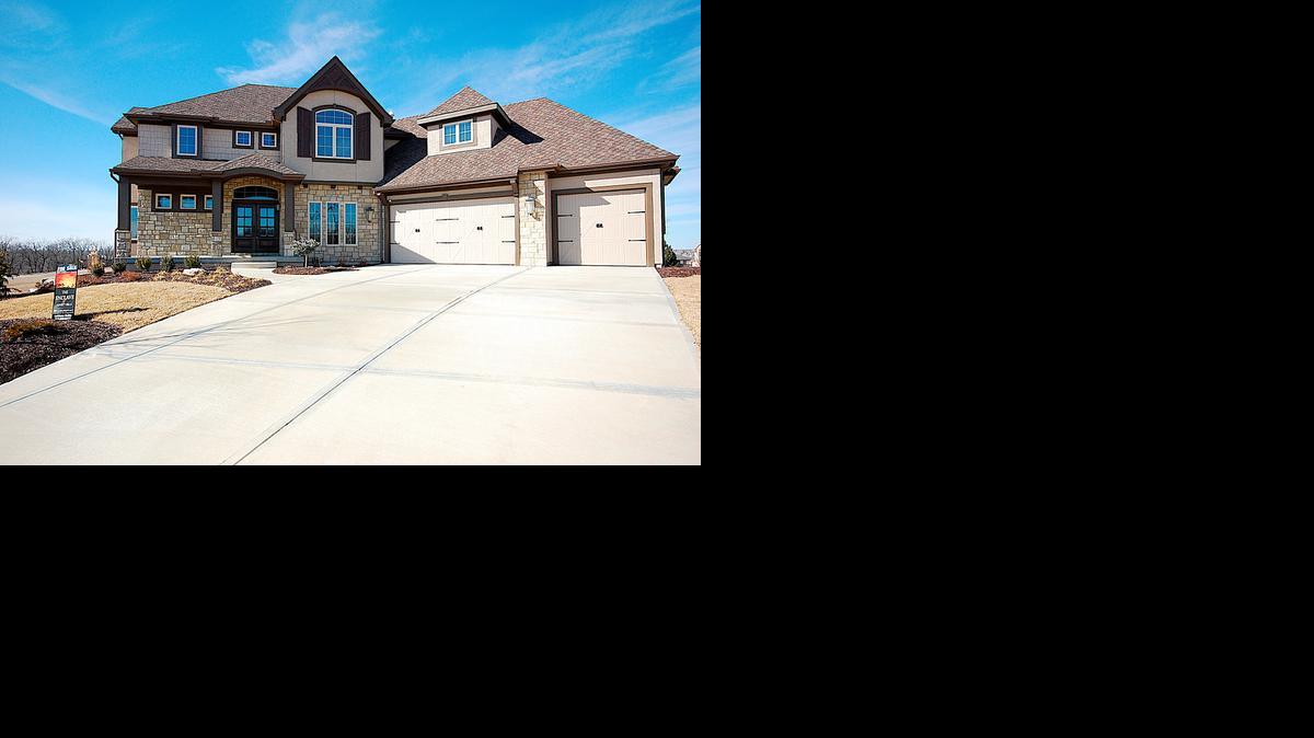 
River Ridge is a group of neighborhoods on rolling terrain overlooking the Blue River Valley in south Overland Park at 162nd Terrace and Kenneth Road. 
