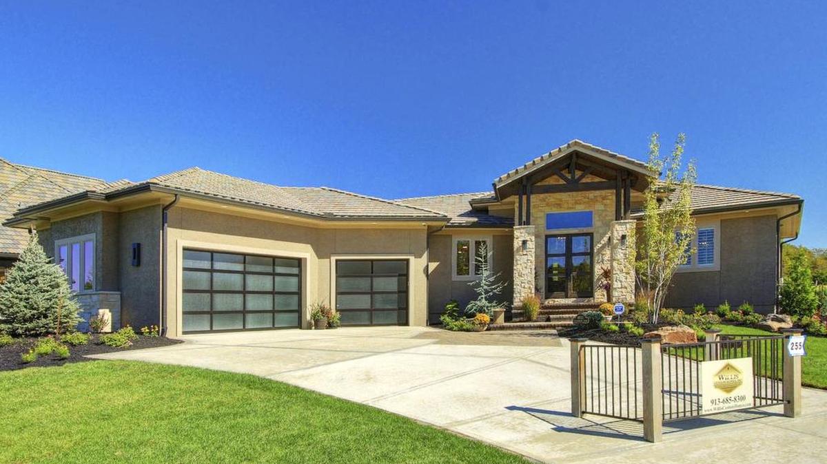 A stately reverse 1½-story home from Willis Custom Homes is one of three Loch Lloyd homes featured on this year’s Fall Parade of Homes, which begins today. The four-bedroom, 4+ bathroom home is located at 16111 Carnoustie Ln.
