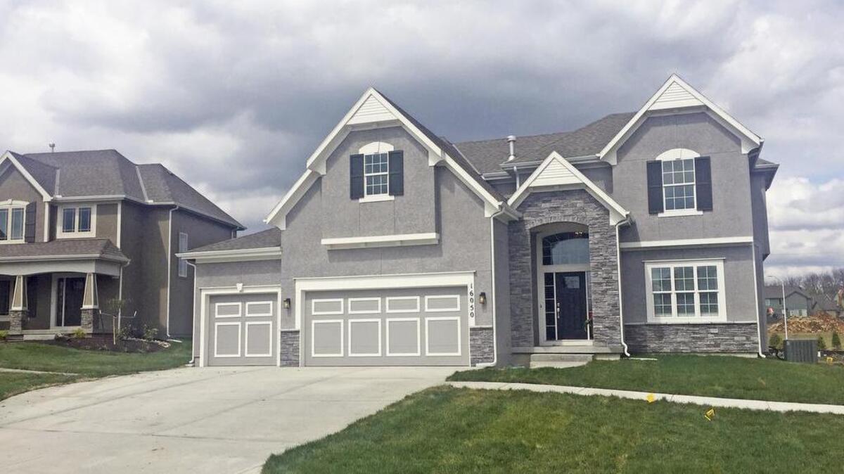 George Homes’ Hawthorn XL5 in Stonebridge Trails is a crowd pleaser. A sweeping staircase, beautifully furnished formal dining room and spacious screened porch with fireplace are only some of the highlights of this five-bedroom stunner.