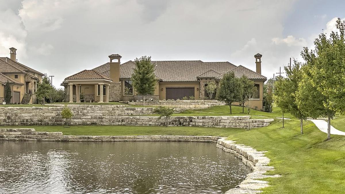 Tuscany Piazza Townhomes is a boutique community of six luxurious maintenance-provided homes.