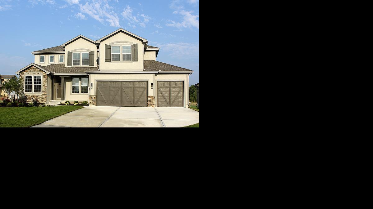
This Irving plan by Rodrock Homes at 11140 S. Hastings St. in Cedar Creek is a two-story home with four bedrooms and 3
1/2 bathrooms offering 2,900 square feet of living space. 
