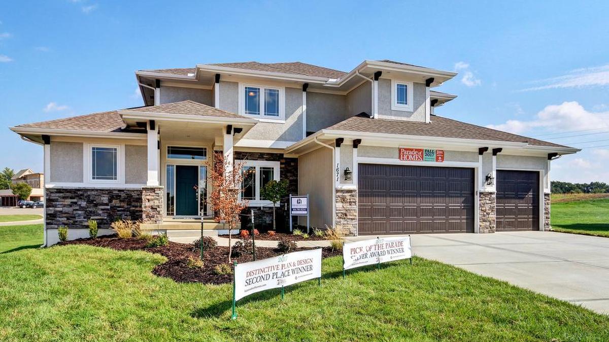 Front view of Homestead model home at 1671 Homestead Pl., in Liberty, MO, open Thursday through Sunday, 1:00 – 5:00 pm.
