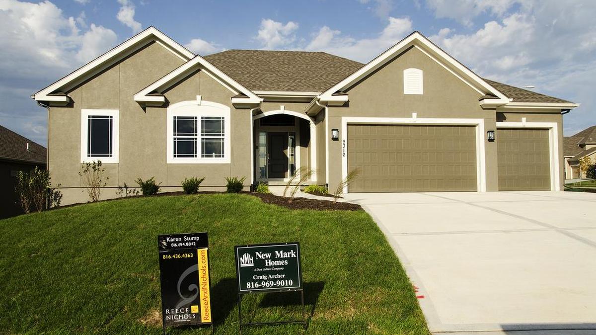 
 Fountain Hills offers floor plans, quality builders, great location, reasonable homes association fees and the friendliness of those who already call it home. 

