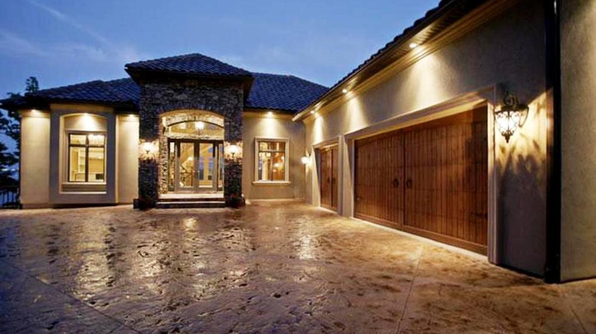 Hillman Home Building’s stately homes blend seamlessly with the picturesque surroundings of Cottonwood Canyon, resulting in a harmonious combination of neighborhood and home.