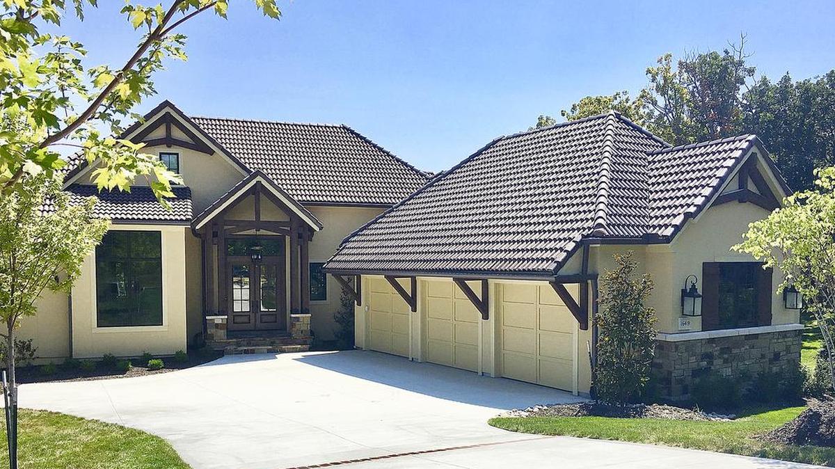 A truly spectacular model home built by Forner-LaVoy Builders, Inc. awaits at Loch Lloyd. The open floor plan is enhanced by enviable features like a spacious, professionally equipped kitchen; a sumptuous master suite; and a lower level thoughtfully designed for entertaining.