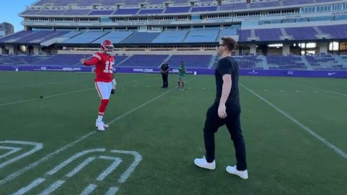 Patrick Mahomes put Scump to shame while playing catch.
