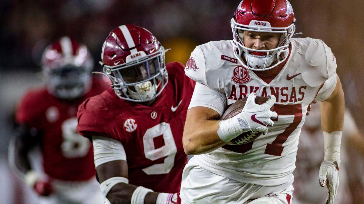 Arkansas tight end Blake Kern (87) takes a pass into the end zone on a faked field goal during the second half of an NCAA college football game against Alabama, Saturday, Nov. 20, 2021, in Tuscaloosa, Ala. (AP Photo/Vasha Hunt)