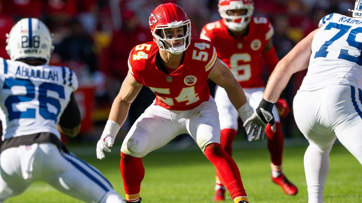 Kansas City Chiefs linebacker Leo Chenal (54) backpedals on defense during the first half of the Chiefs game against the Indianapolis Colts on Sunday, November 23, 2025, at GEHA Field at Arrowhead Stadium.