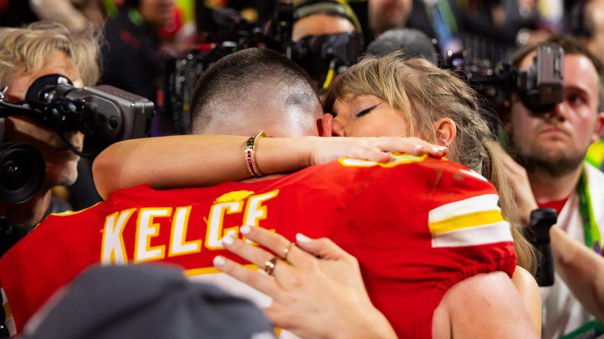 Taylor Swift fans are surprised that her boyfriend, Kansas City Chiefs tight end Travis Kelce, will be sleeping in a Missouri college dorm room for training camp over the coming weeks.