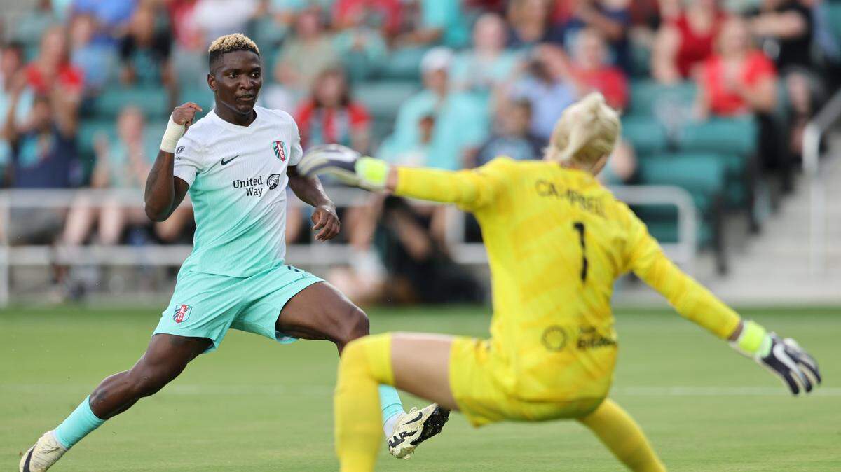 Kansas City Current forward Temwa Chawinga (6) plays the ball in the second half against the Houston Dash at CPKC Stadium on June 28, 2024.
