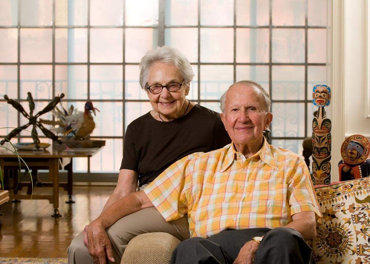 Morton and Estelle Sosland and their family commissioned a work by Claes Oldenburg and Coosje van Bruggen for the Nelson but left the details up to the artists.