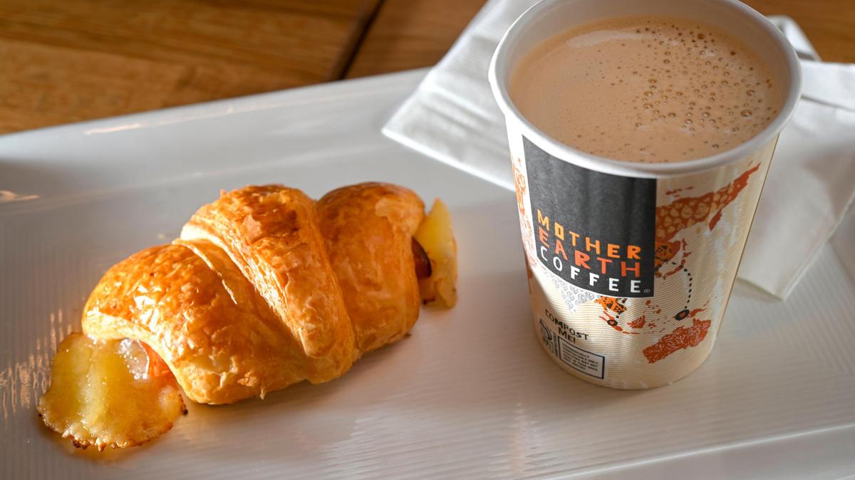 El croissant de jamón y queso de Bloom Bakery es una buena opción para los viajeros, junto con el café, mientras se dirigen a sus vuelos en la nueva terminal del Aeropuerto Internacional de Kansas City.