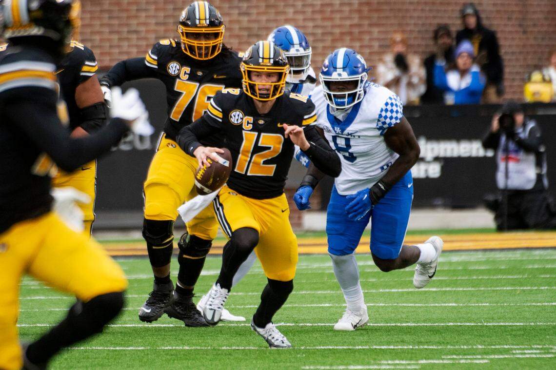 Kentucky defensive end Octavious Oxendine (8) chased Missouri quarterback Brady Cook (12) during UK’s 21-17 win in Columbia, Mo., last season.