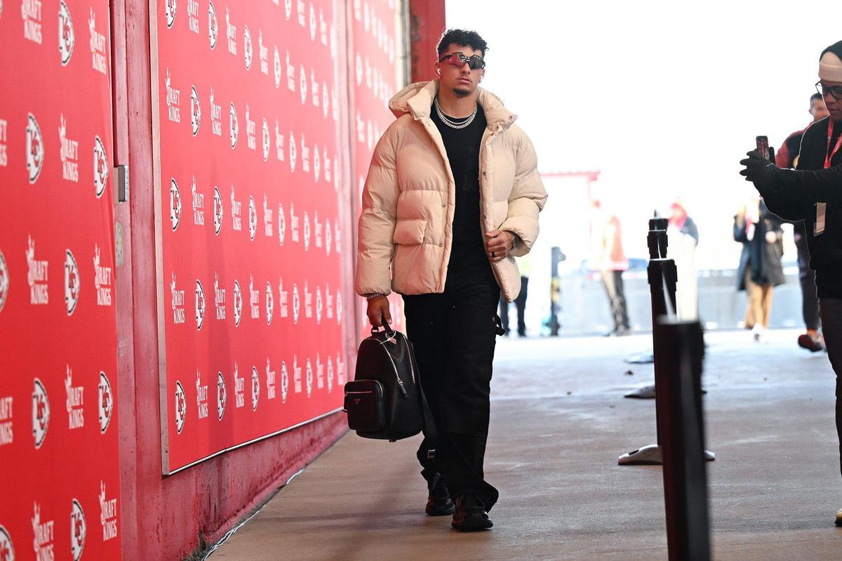 Patrick Mahomes ... fresh off the slopes?