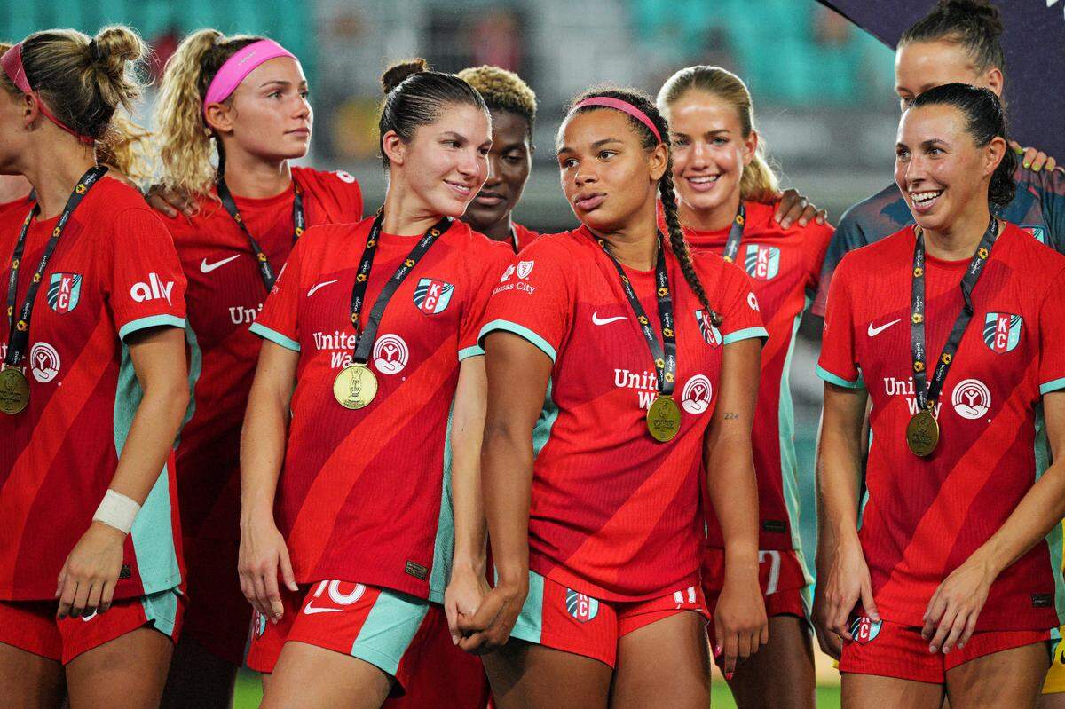 Kansas City Current players celebrate after beating Atletico de Madrid to win The Women’s Cup at CPKC Stadium on Aug. 17, 2024.