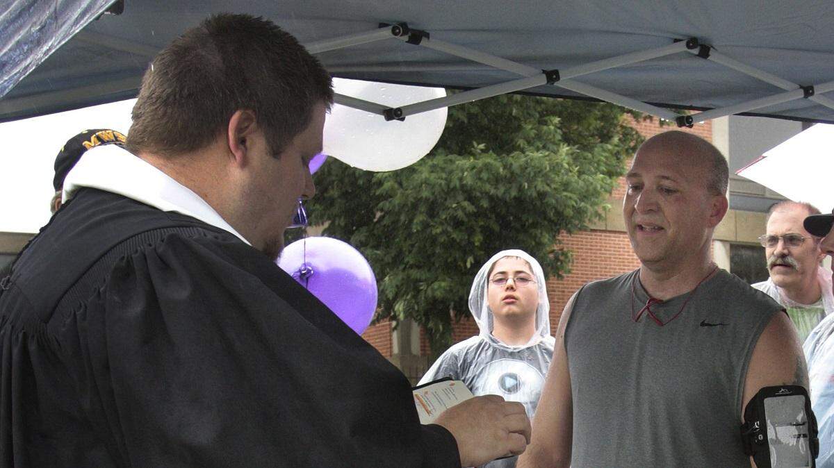 Ray Franks and Cyndi Smith of Blue Springs exchanged vows Saturday at the 12.5-mile mark of the Hospital Hill Run.