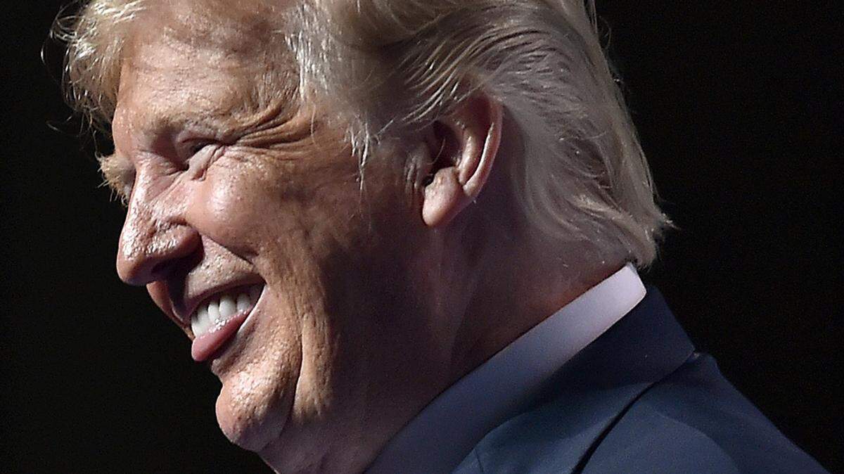 An Overland Park historian points out that a federal grand jury voted to indict Richard Nixon. The special prosecutor just declined to pursue it.