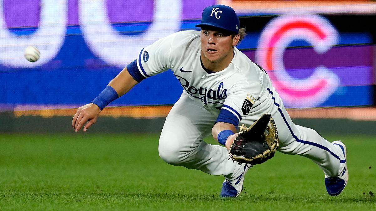 Kansas City Royals right fielder Nate Eaton catches a fly ball for the out on Chicago White Sox’s Lenyn Sosa during the seventh inning of the second game of a baseball doubleheader Tuesday, Aug. 9, 2022, in Kansas City, Mo. (AP Photo/Charlie Riedel)