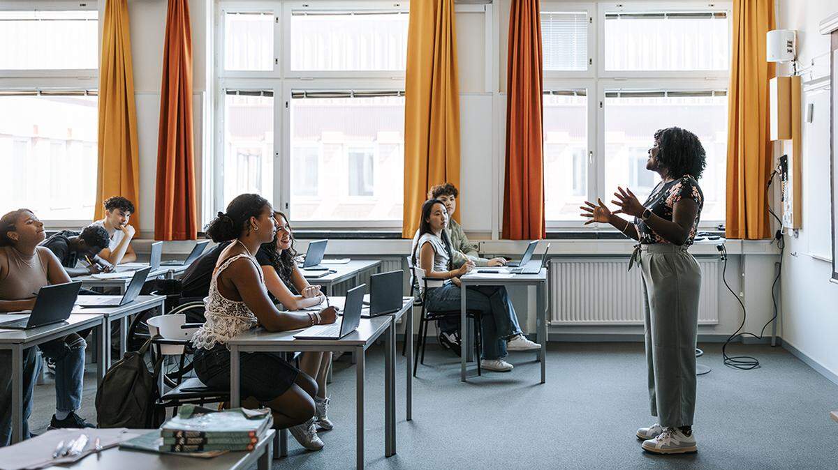 school classroom education teacher student pupul public instruct