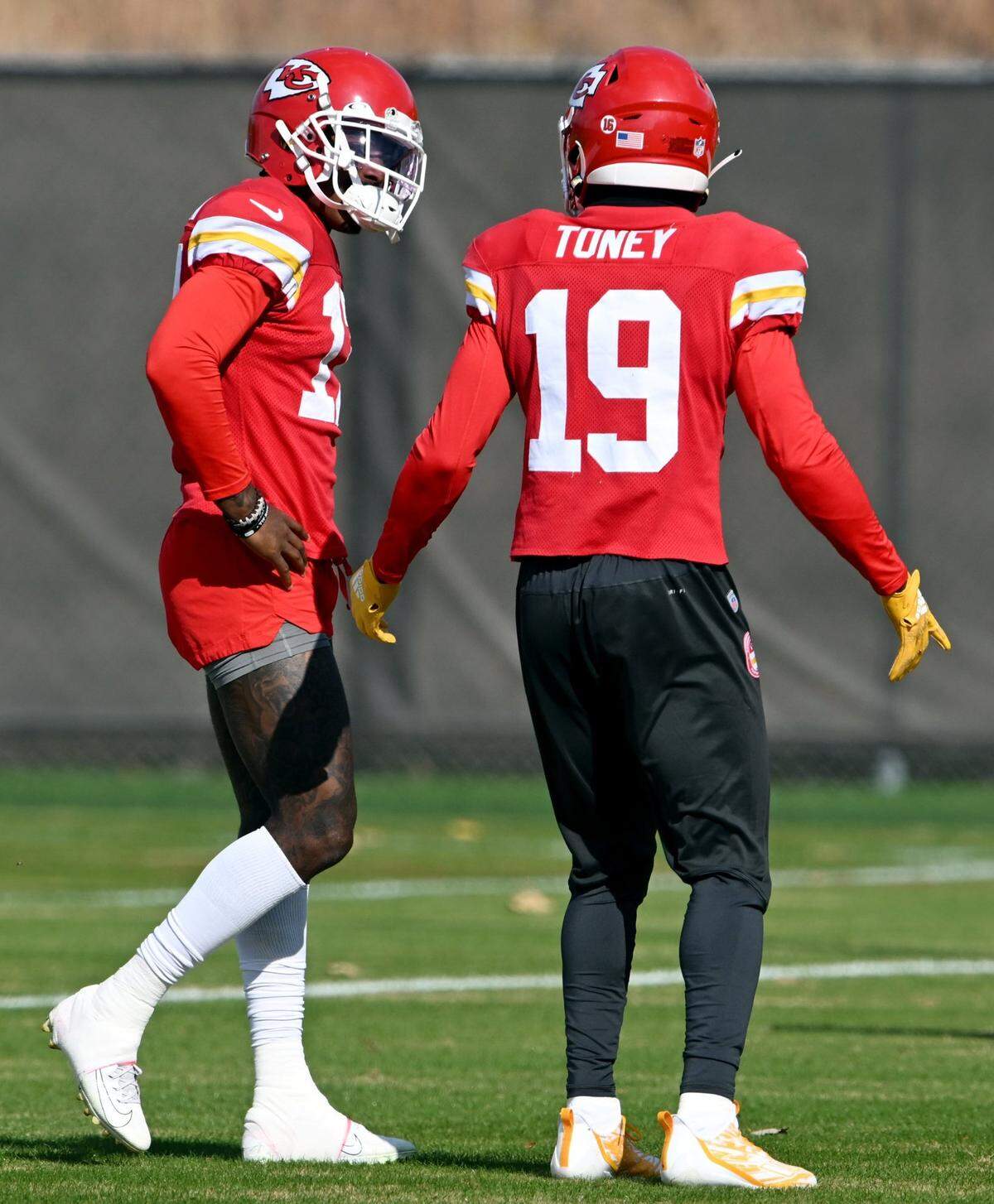 Mecole Hardman, left, chats with new Chiefs wide receiver Kadarius Toney during practice Wednesday at the team’s Kansas City training facility.